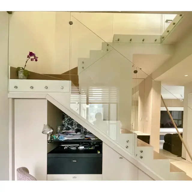 தண்டவாளங்களுக்கு துளையிடப்பட்ட கண்ணாடி